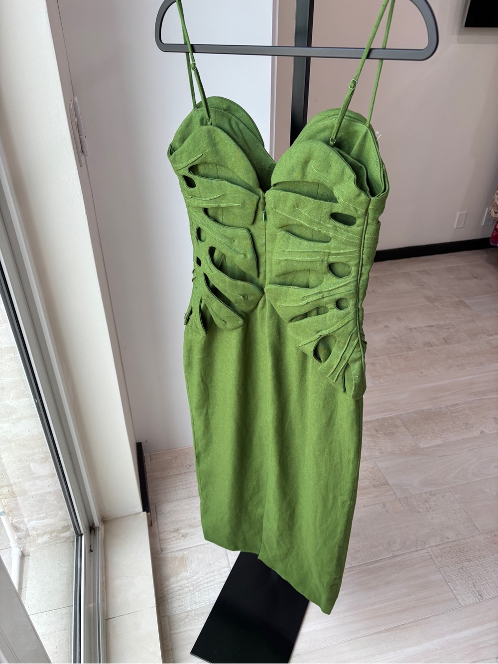 FARM Rio: GREEN MONSTERA LEAF SLEEVELESS
MAXI DRESS - Picture 7 of 11